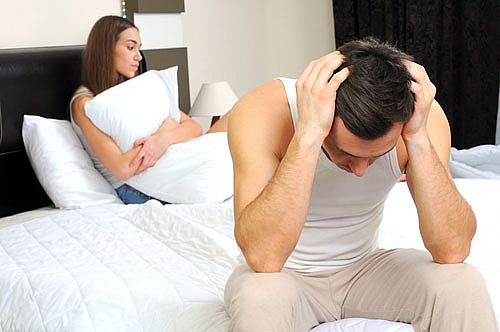 A ejaculação precoce é um problema bastante comum entre os homens. Não importa a sua idade, seja adolescente, adulto ou idoso, você pode enfrentar essa disfunção. A questão é que, às vezes, segurar a ejaculação e aprender como não gozar rápido é apenas uma questão de técnica e treino. Na hora do “vamos ver” parece realmente difícil controlar todo o tesão, principalmente quando você e sua parceira tiveram preliminares longas ou fizeram sexo oral antes, aí as chances de você gozar rápido aumentam mais ainda.
Quando não tratado, esse problema pode ser um vilão nos relacionamentos e causar muita frustração, depressão, baixa autoestima e outras n